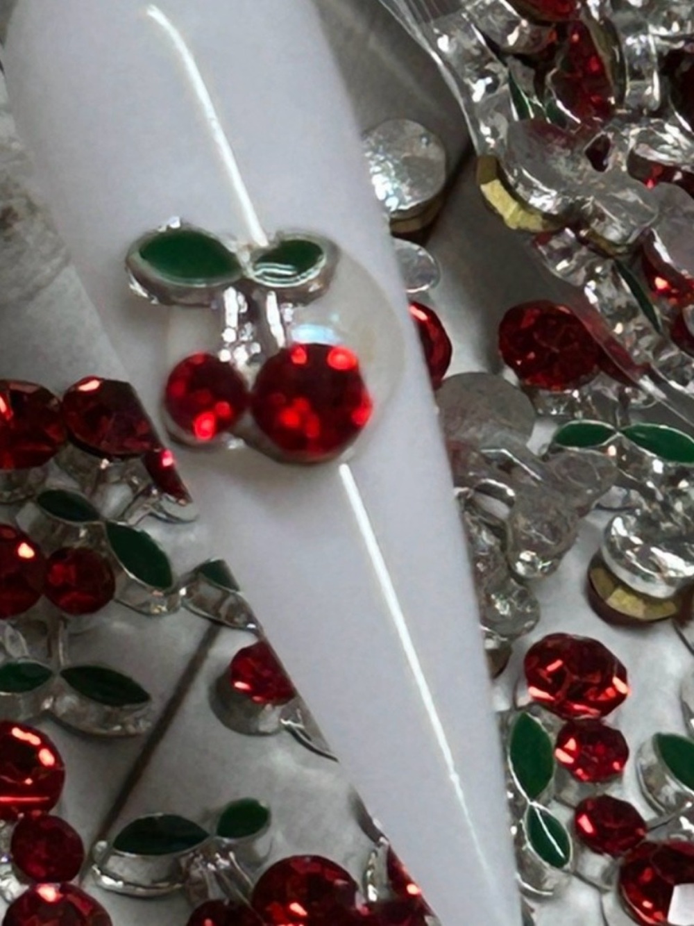50 pz Red Crystal Cherry Nail Charm - Green Leaf Accent